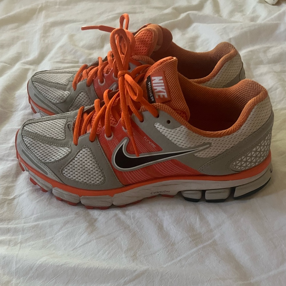 Nike sneakers women’s 8